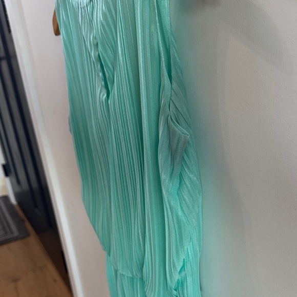 π Dynamite Pleated Mint Green Top - Size Small - Picture 4 of 5